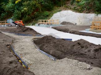 Whether it's a pathway or plant beds, the uninterrupted underlying drainage level ensures drainage even along the considerable distance to the narrow sides of the roof. Pathways and plant beds with gravel and substrate